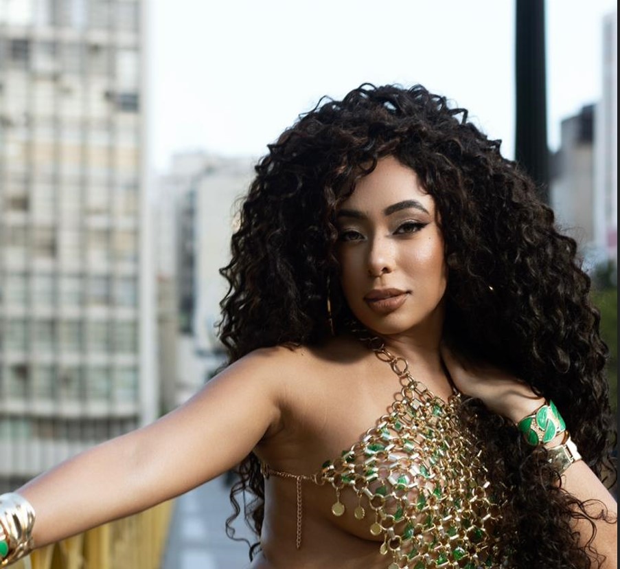 Gabi Evaristo é anunciada como nova musa do Império Serrano para o Carnaval 2026