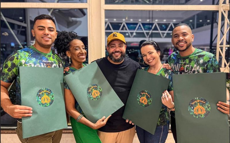 Império Serrano apresenta figurinos dos casais de mestre-sala e porta-bandeira para o Carnaval 2026