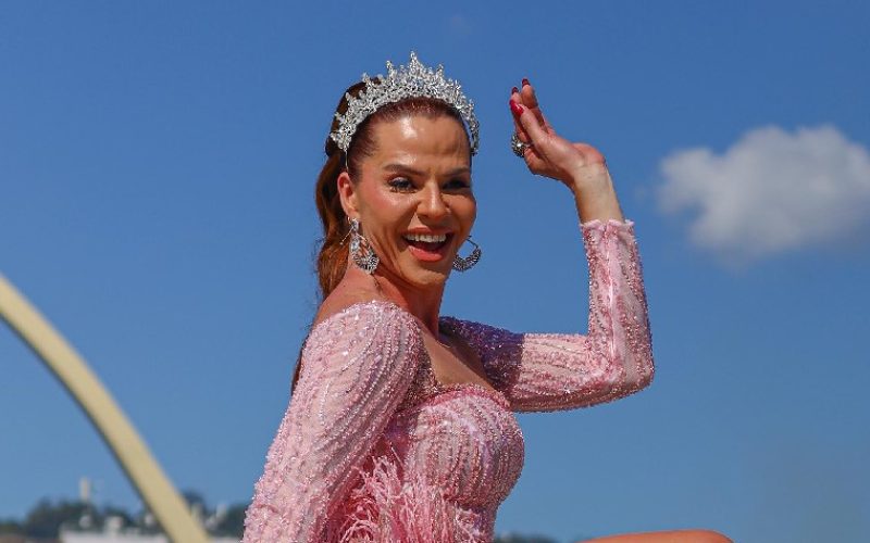 Karen Lopes é a nova rainha de bateria da Unidos do Jacarezinho
