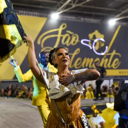 Thaiz Romi porta-bandeira São Clemente